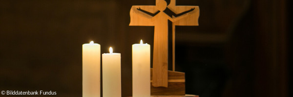 kleiner Altar mit Holzkreuz